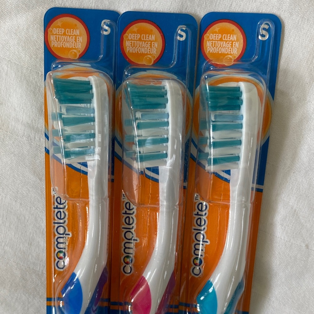Oral-B and Colgate Toothbrush Set - Blue, Red, White - Picture 6 of 6